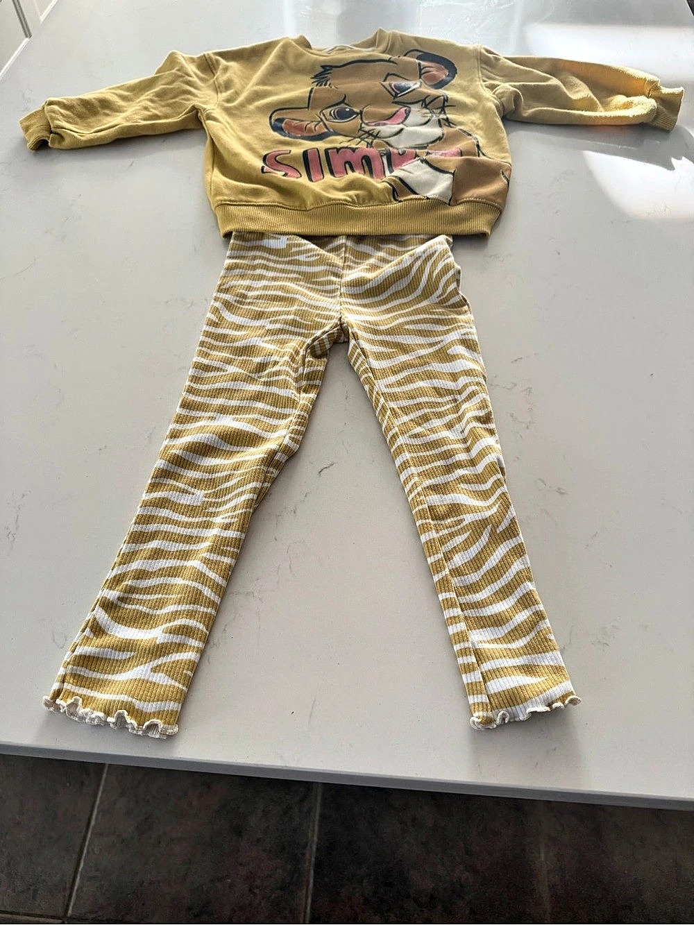 Disney Lion King Simba Girls 3T Yellow Simba Set